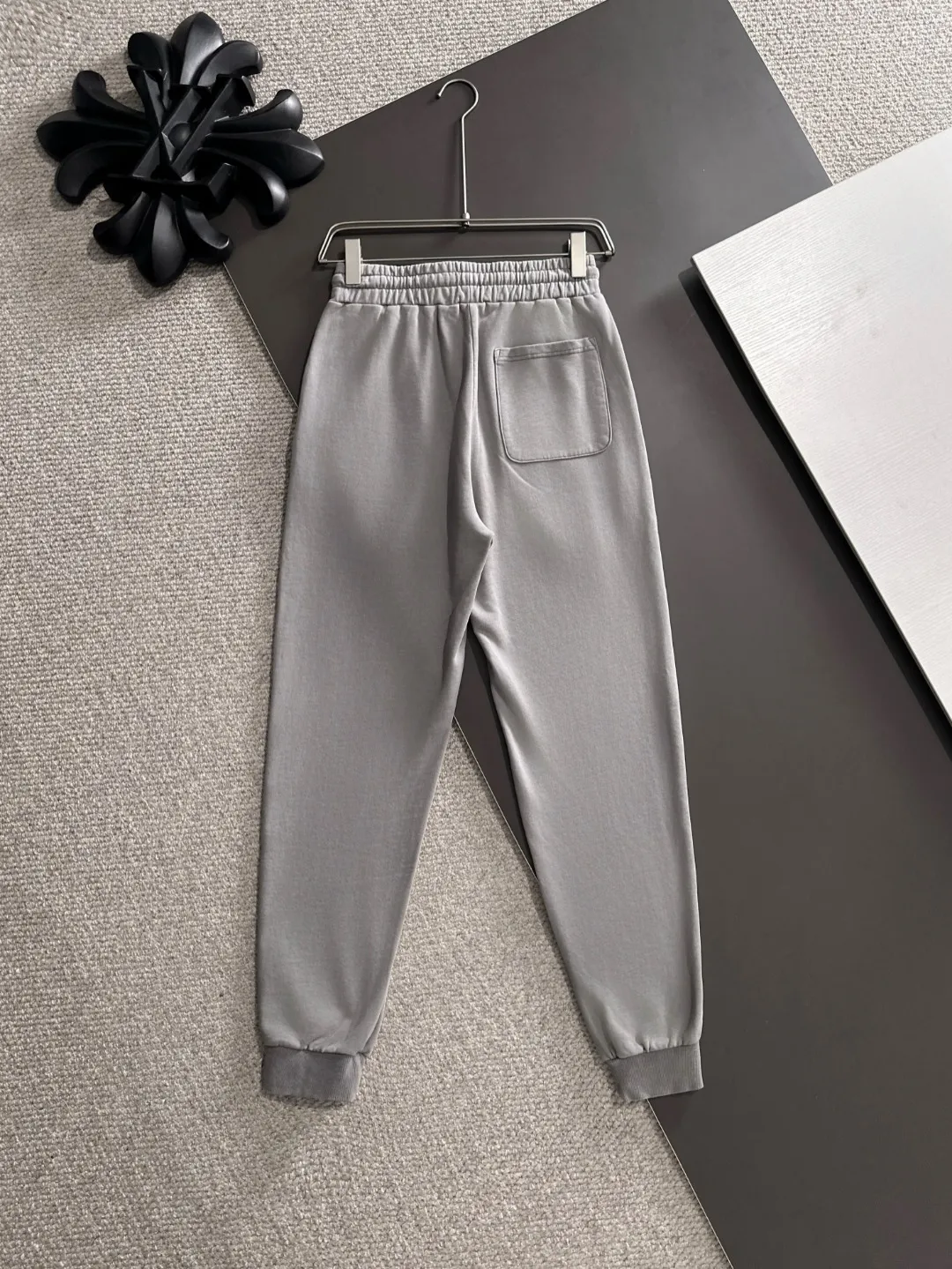 Next day shipping P720 Stone lsland/stone island high quality 2025 autumn and winter new casual heavy industry suit exclusively developed by yb! High quality production! The top version of the trading company channel order, external orders for imported custom fabrics, high breathability and comfort, impeccable details, absolutely worth buying! This type of suit is also a must-have for lazy people. You don’t have to think about how to match it, you can just get it in one set! Brand element design concept, delicate and soft feel! It presents a casual cut and the upper body shape is great! On sale simultaneously on the official website! From a high-end men's positioning brand, the low-key luxury taste is irresistible! Exquisite workmanship and impeccable quality! The overall style is simple, fashionable and timeless, fully meeting the requirements of stylish and tasteful dressing! Sizes: S to XL (or state your height and weight when placing an order)